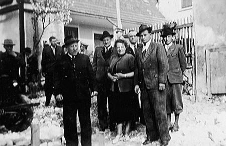 Landeshauptmann Josef Krainer bei der Eröffnung der Südsteirischen Weinstrasse am 15.10.1955 mit Obmann der Weinstrasse Robert Knaus und Schriftführerin Emmy Bullmann